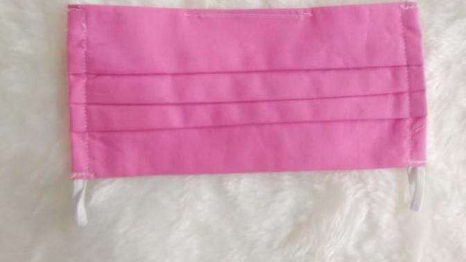 Pembe maske takan kız?