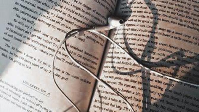 Kitap okumak mı, müzik dinlemek mi?