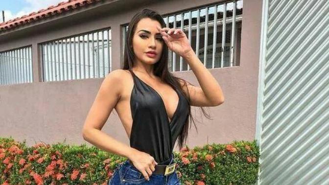 Kıvrımlı hatlara sahip olan kadınlar, her zaman seksi mi olurlar?