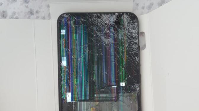 Ekranı tuz buz olan telefon tamiri ne kadar tutar?