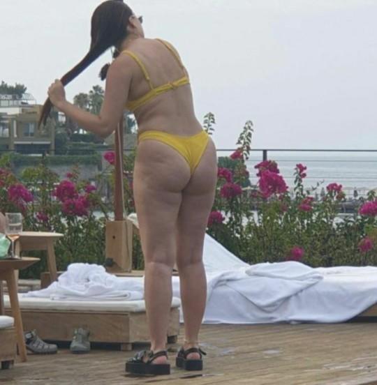Fenomen Duygu Özaslana ait fotoğraflar çok konuşuldu! Herkes fit olmak zorunda mı?