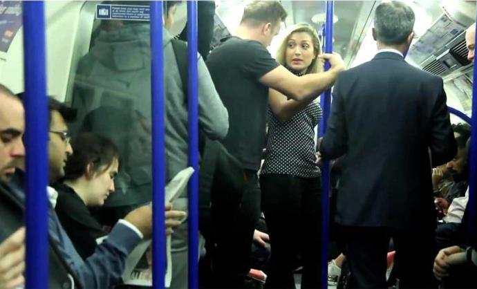Yaşlı bir amca 15 yaşındaki kızın fotoğraflarını çekerken yakalandı. Toplu ulaşım aracında sözlü veya fiziksel tacize uğradın mı?