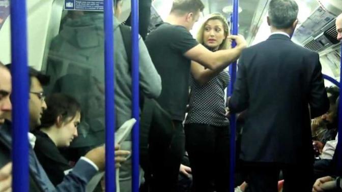 Yaşlı bir amca 15 yaşındaki kızın fotoğraflarını çekerken yakalandı. Toplu ulaşım aracında sözlü veya fiziksel tacize uğradın mı?