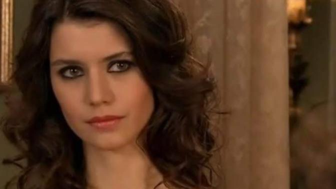 Türkiye'nin en güzel kadını sizce Fahriye Evcen mi, yoksa Beren saat mi?