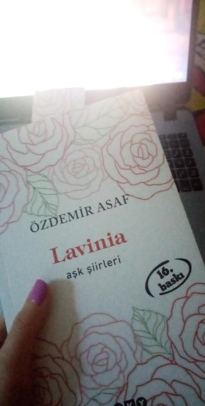 Lavinia şiiri okuyan?