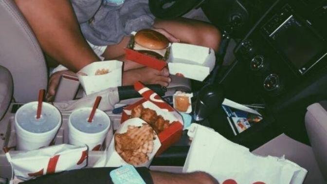 ''Gel beraber hamburger gömelim.'' diyen kadın mı yoksa ''Gel beraber diyete başlayalım.'' diyen kadın mı daha çekicidir?