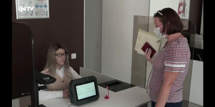 Robot memur işbaşında. Rusyada devlet dairesinde sıkıcı evrak işlerini yapan robot memur işbaşı yaptı. Düşünceleriniz neler?