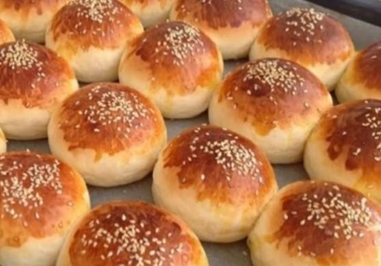 Poğaça üstüne kızarması için tereyağı sürülür mü?