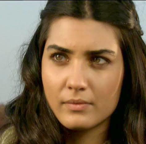 Hande Erçel’in güzelliği bu kadar abartılırken Tuba Büyüküstün neden abartılmıyor?