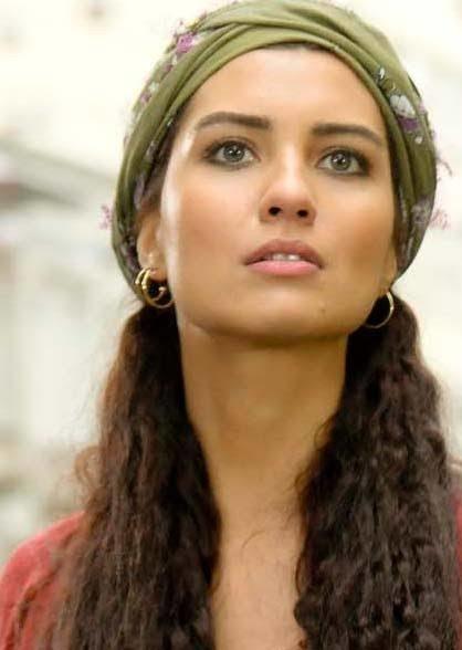 Hande Erçel’in güzelliği bu kadar abartılırken Tuba Büyüküstün neden abartılmıyor?