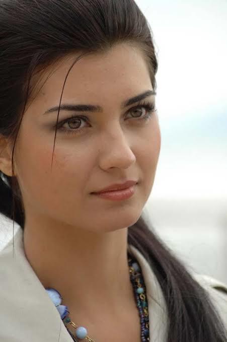Hande Erçel’in güzelliği bu kadar abartılırken Tuba Büyüküstün neden abartılmıyor?