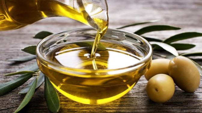 Evliliğin ilk gecesinde, eşiniz mutfaktan zeytin yağı getirip "daha kolay yaparız" derse nasıl bir tepki verirdiniz?