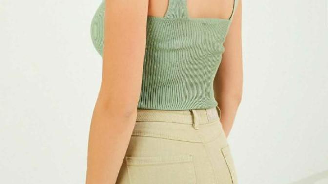 Crop askılı bluz, şort üstü crop giyer misiniz dışarıda?