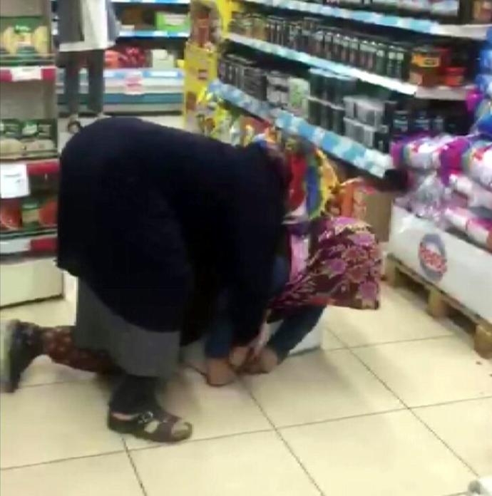 Konyada kadınlar düdüklü tencere için kavga etti. Çok istediğiniz ürün için kavga eder misiniz?