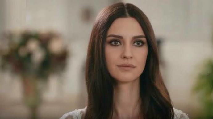 İrem Helvacıoğlu mu daha güzel Hande Erçel mi sizce?