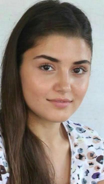 İrem Helvacıoğlu mu daha güzel Hande Erçel mi sizce?
