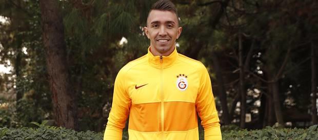 Kızlar sizce kaleci muslera yakışıklı mı?