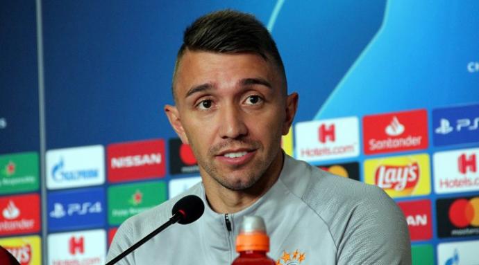 Kızlar sizce kaleci muslera yakışıklı mı?
