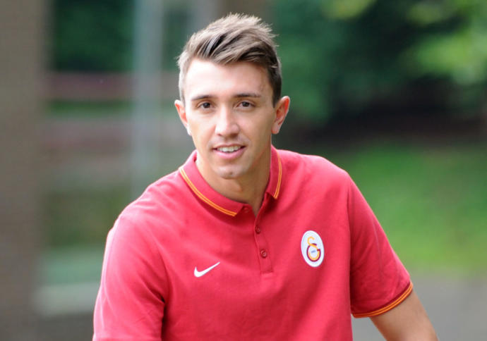 Kızlar sizce kaleci muslera yakışıklı mı?