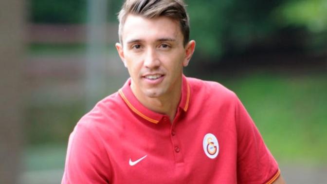 Kızlar sizce kaleci muslera yakışıklı mı?