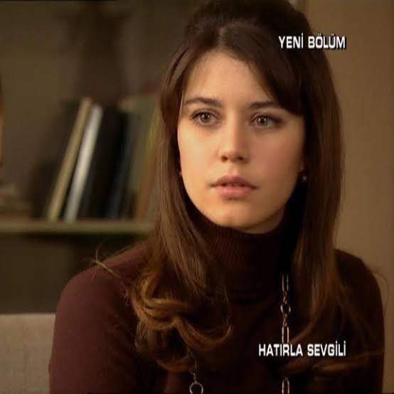 Beren Saat mi Hande Erçel mi daha güzel sizce?