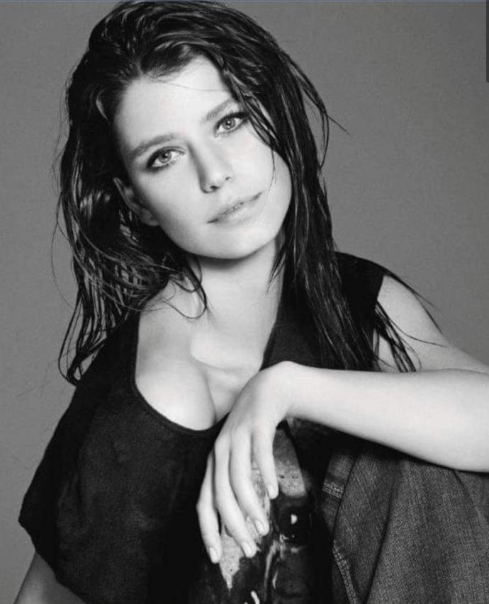 Beren Saat mi Hande Erçel mi daha güzel sizce?