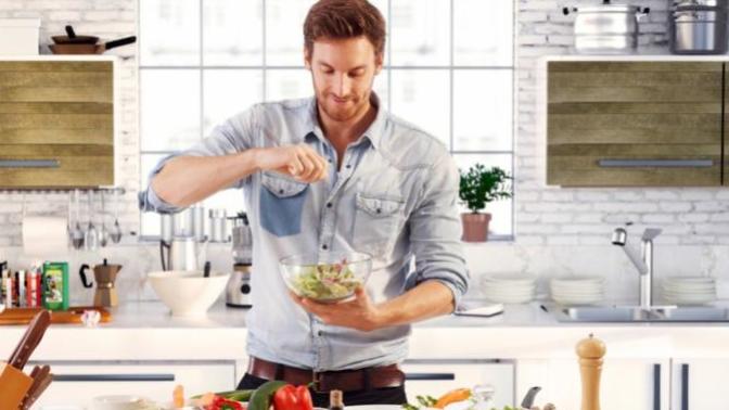 Yemek yapan erkek mi yoksa kız mı çekicidir?