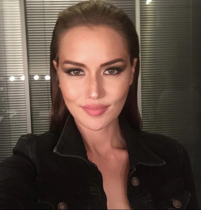 Fahriye Evcen mi daha güzel Hande Erçel mi sizcee?