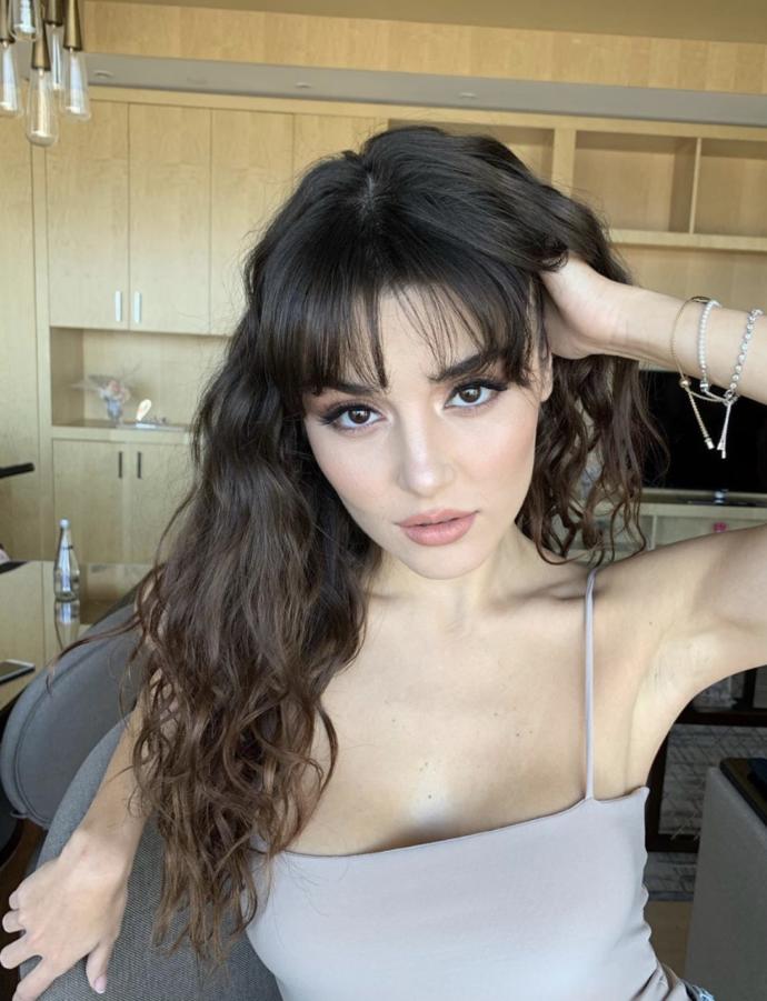 Fahriye Evcen mi daha güzel Hande Erçel mi sizcee?