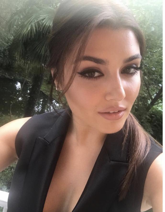 Fahriye Evcen mi daha güzel Hande Erçel mi sizcee?