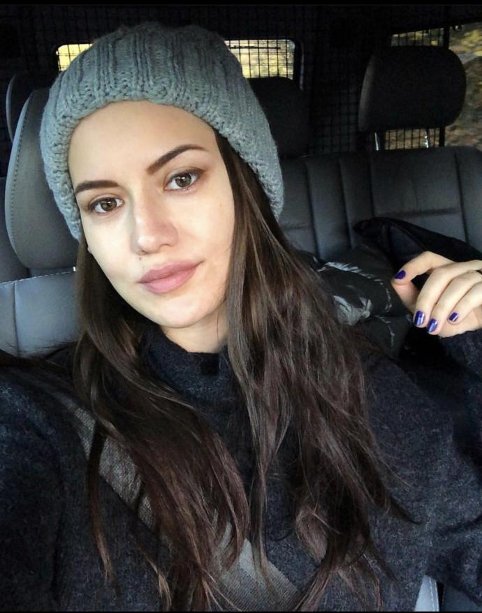 Fahriye Evcen mi daha güzel Hande Erçel mi sizcee?