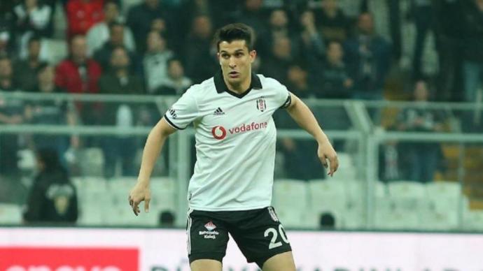 Necip Uysal :Beşiktaş benim yuvam, kapıdan kovulsam bacadan girerim , dedi. Sizce takımda kalmalı mı?