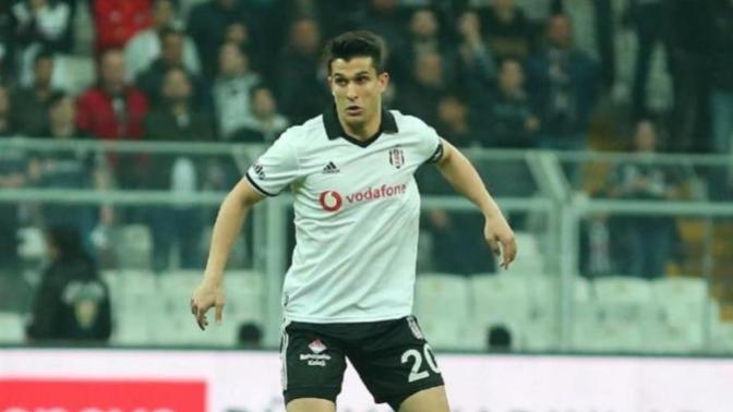Necip Uysal :Beşiktaş benim yuvam, kapıdan kovulsam bacadan girerim , dedi. Sizce takımda kalmalı mı?