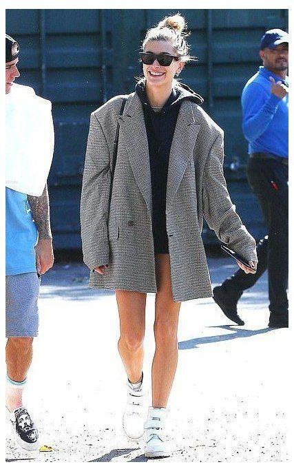 Halbuki burada, başkasının ceketini giymiş gibi duruyor. Oversize bir görüntüden ziyade kendi için büyük bir ceket giymiş gibi.