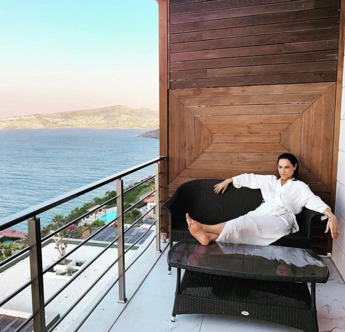 56 yaşındaki Hülya Avşar hala güzel mi sizce?