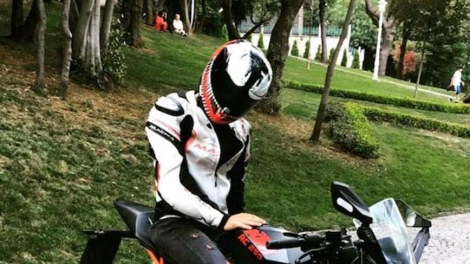 Motor kullanan erkek mi yoksa araba kullanan erkek mi?