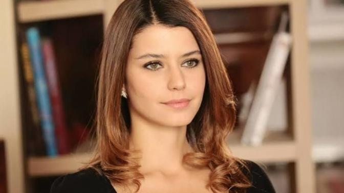 Hiç kaşlarını aldırmayan Beren Saat'in kaşlarını nasıl buluyorsunuz?