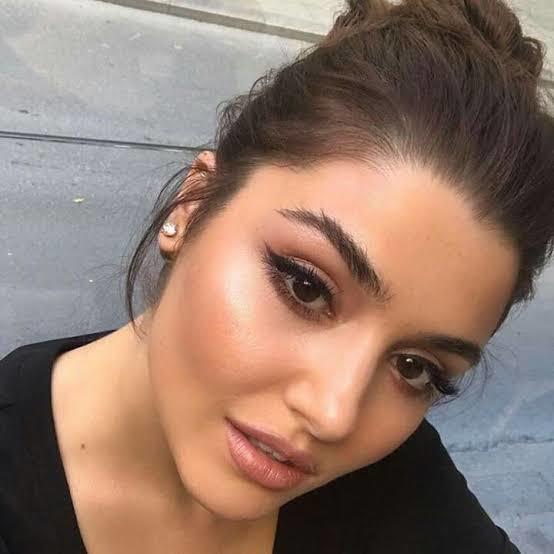 Günlük, klasik ve abiye kombinelerinize göre nasıl saç ve makyaj tercih edersiniz?