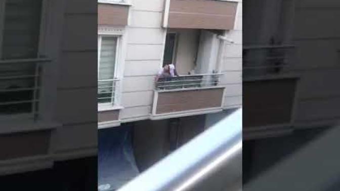 Balkondan tencere fırlatırken düşen küfürbaz dayı videosunu izlediniz mi?
