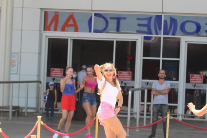Rus turistler bugün Antalya’ya gelmeye başladı! Bu durum virüsle mücadelede ülkemizi nasıl etkiler?
