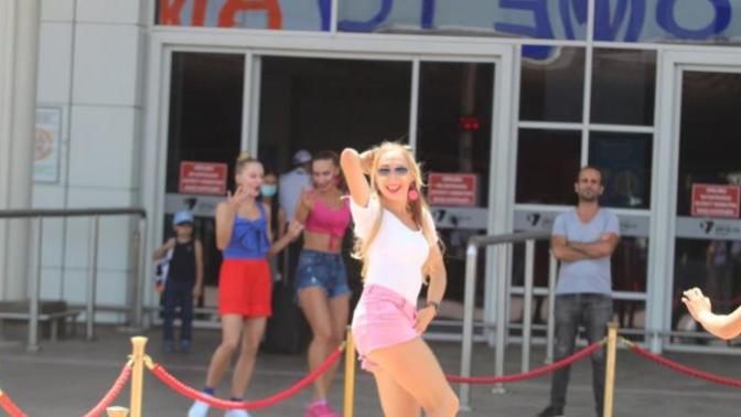 Rus turistler bugün Antalya’ya gelmeye başladı! Bu durum virüsle mücadelede ülkemizi nasıl etkiler?