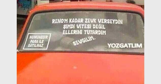 Arabanızın arka camına bir yazı yazsaydınız bu ne olurdu?