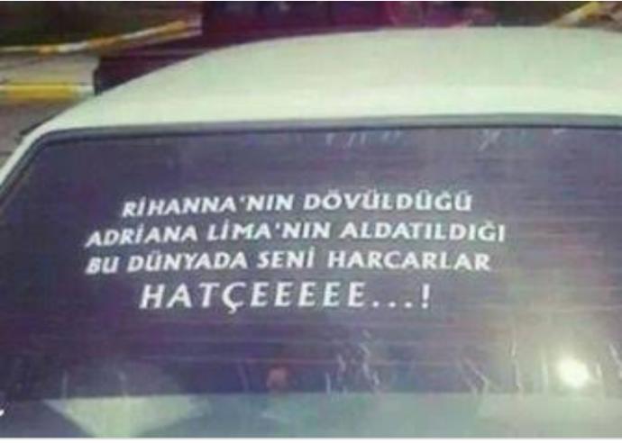 Arabanızın arka camına bir yazı yazsaydınız bu ne olurdu?