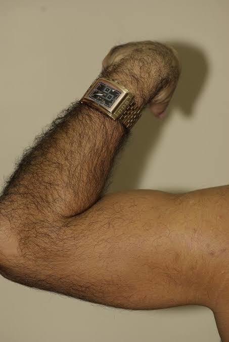 Erkekler neden kıllı kollarının ve saatinin fotoğrafını çekip sosyal medyaya koyuyor?