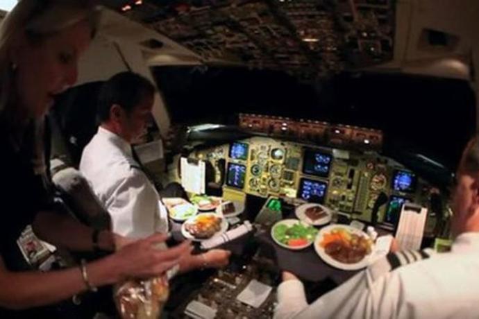 Sizce uzun uçuşlarda pilotlar ve yolcular aynı yemekleri mi yerler?