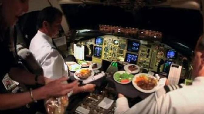 Sizce uzun uçuşlarda pilotlar ve yolcular aynı yemekleri mi yerler?