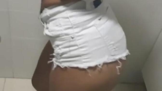 Beyaz mini şort güzel mi? almalı mıyım sizce?