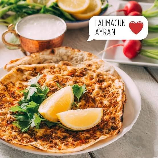 Lahmacunun yanında kola mı tercih edersiniz ayran mı?