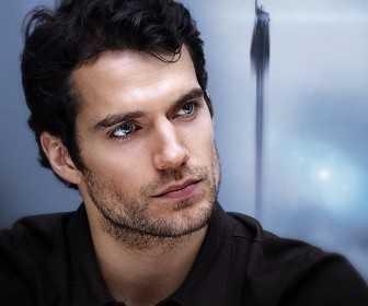 Henry Cavill gibi bir erkekle birlikte olabilmek için nasıl bir kız olmak gerekiyor?