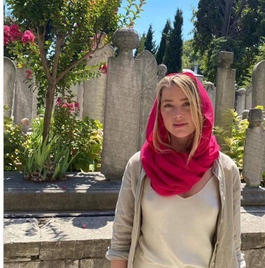 Bir turistin camiye sutyensiz girmesine tepkiniz ne olur? Yanlış mı sizce?